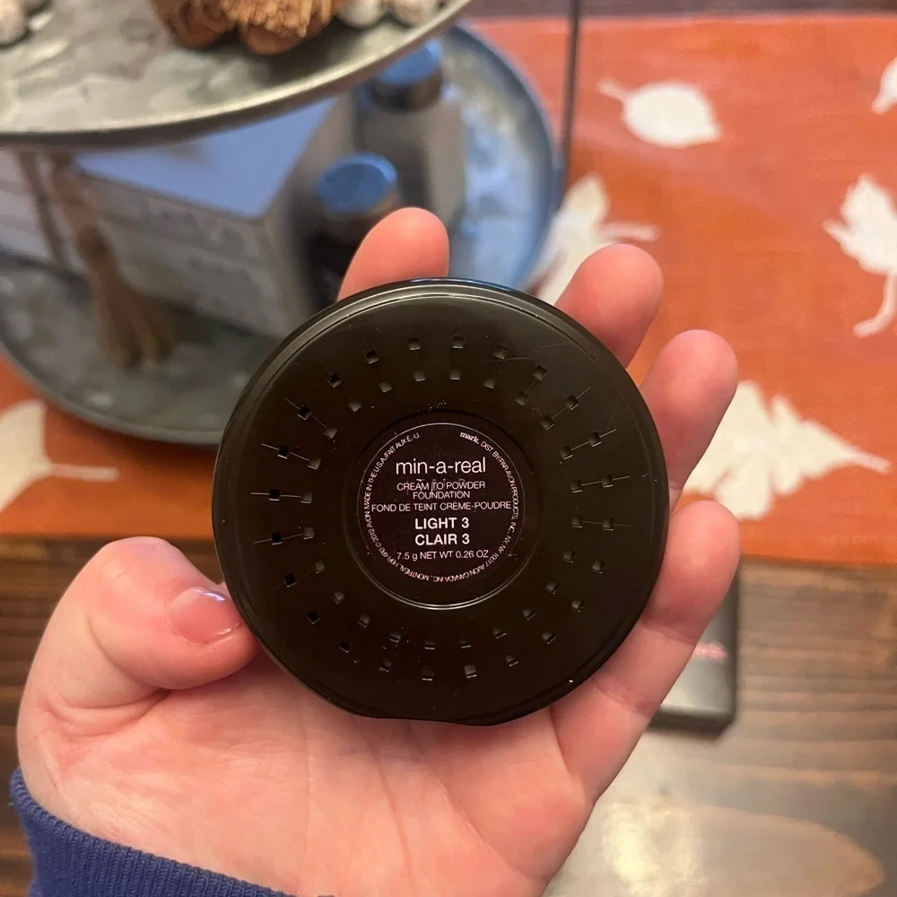Avon mark. Min-A-Real Powder Foundation - Sleek Black Compact
